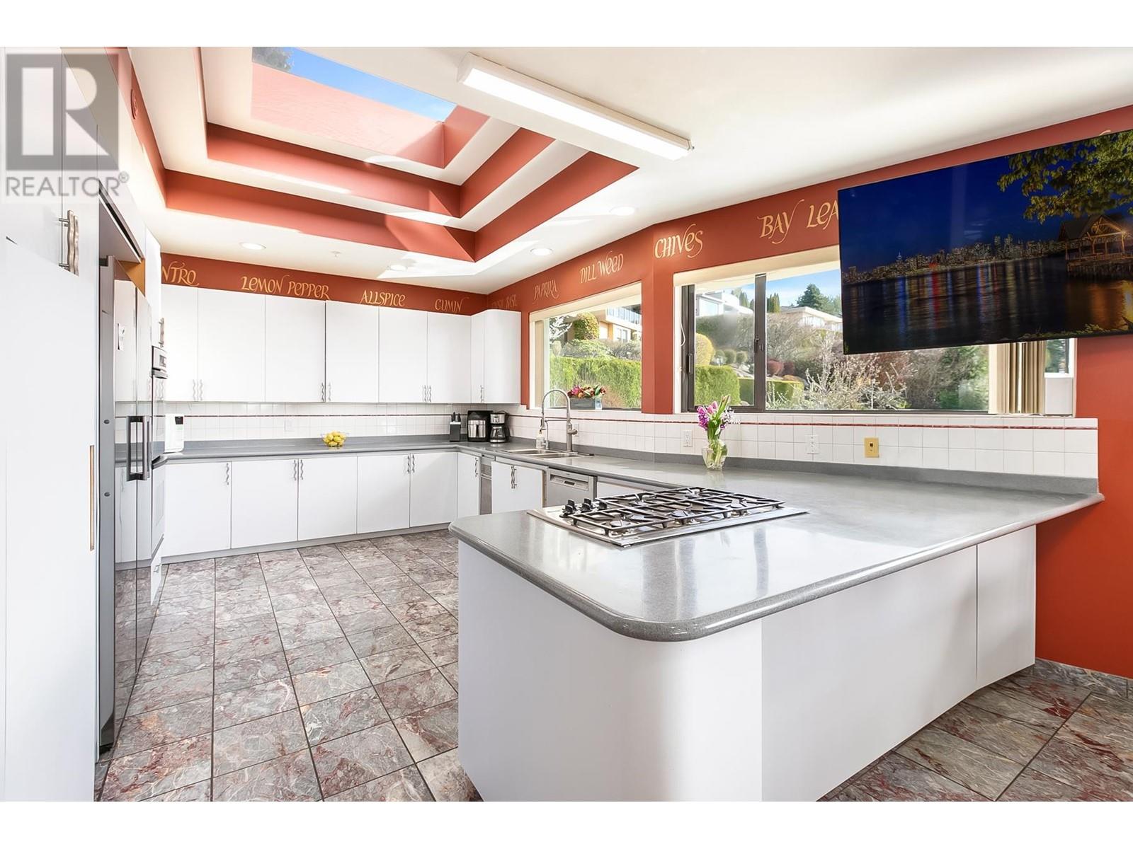 2490 Westhill Court, West Vancouver, British Columbia  V7S 3A5 - Photo 7 - R2987741