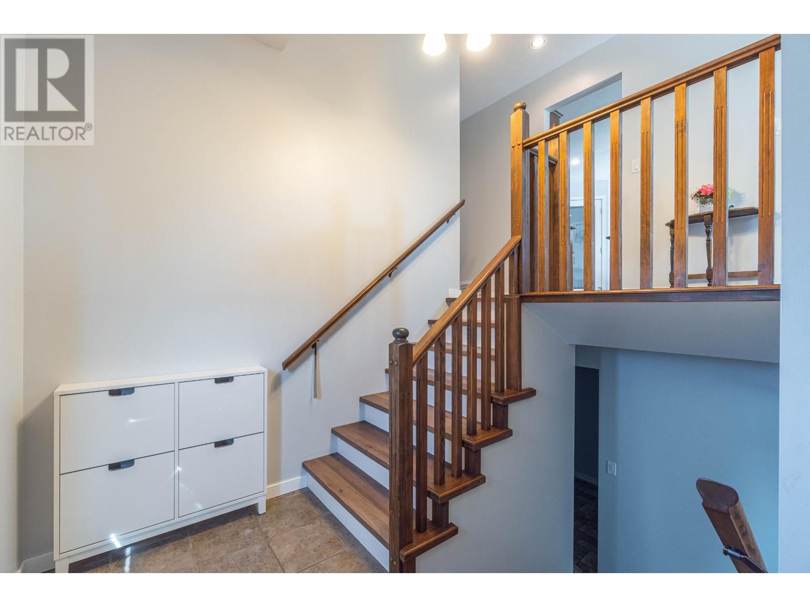 Property at 1213 VISTA HEIGHTS Drive image 3