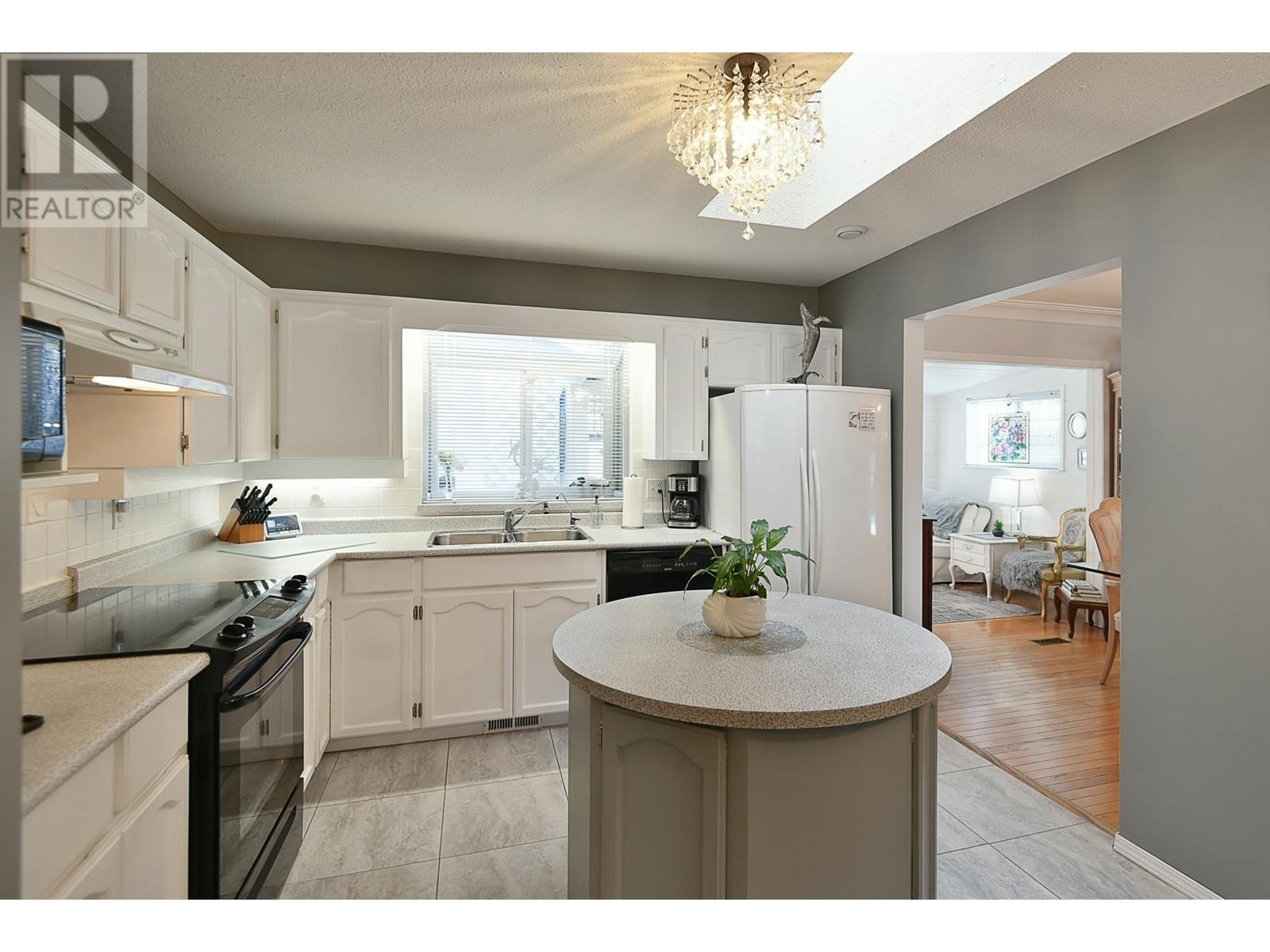 5457 Burley Place, Sechelt, British Columbia  V0N 3A0 - Photo 10 - R2987812