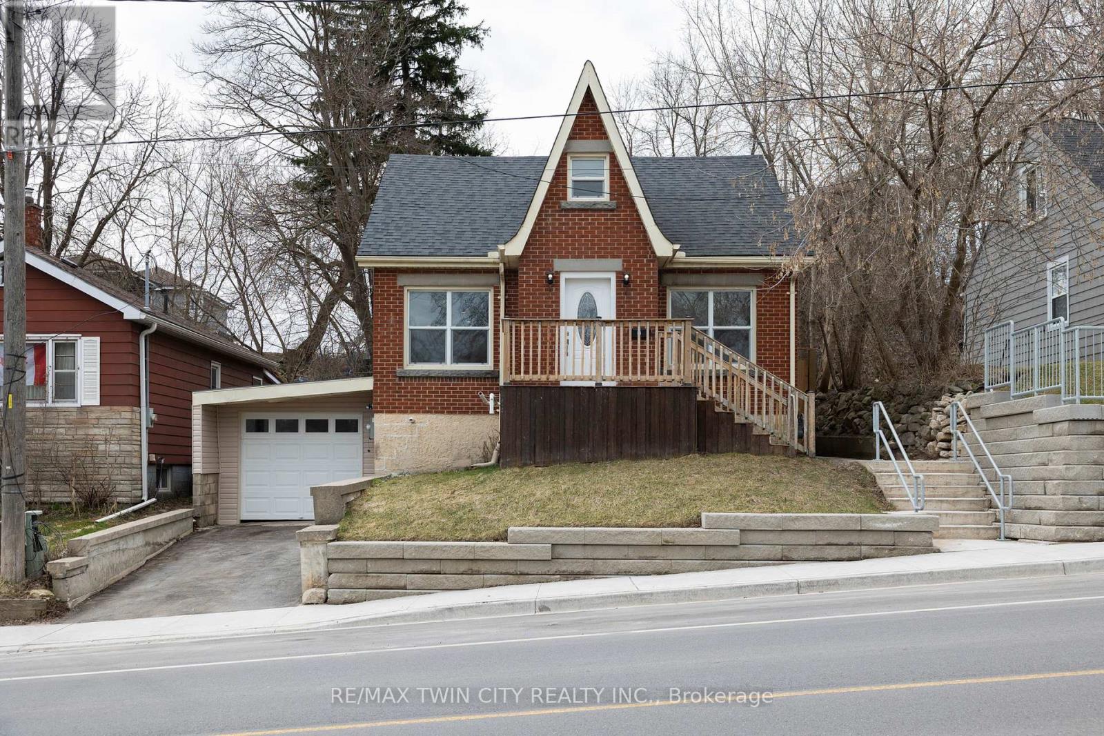 Property at 32 DUNDAS STREET E image 1