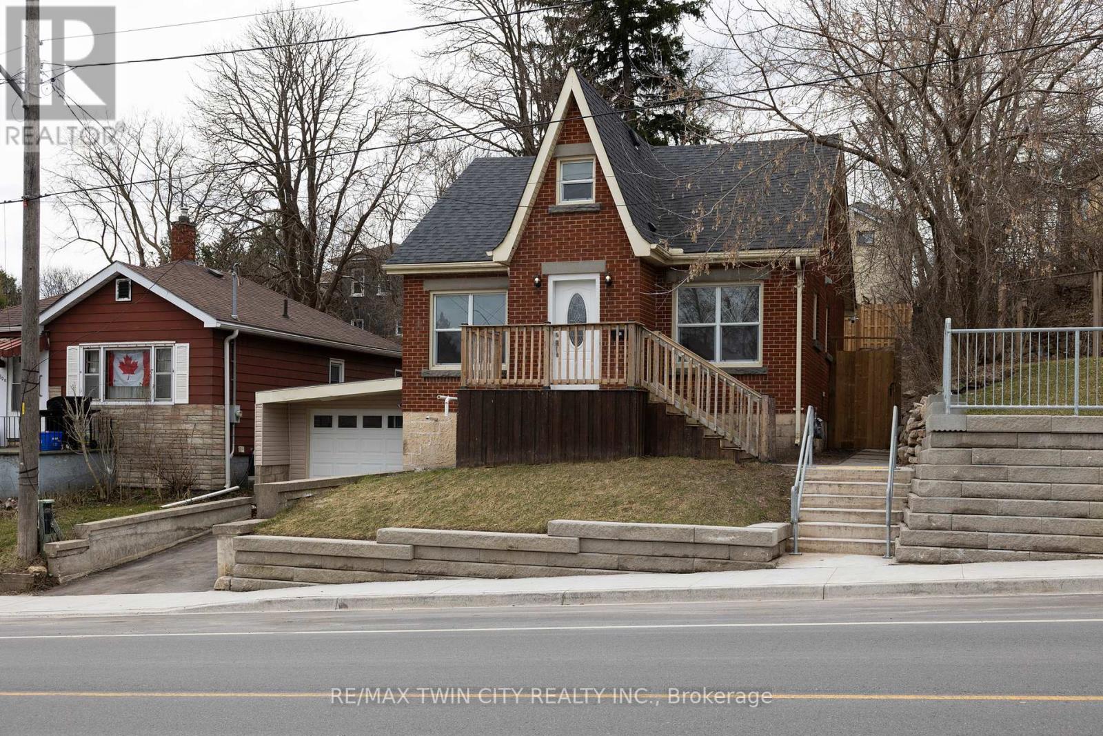 Property at 32 DUNDAS STREET E image 3