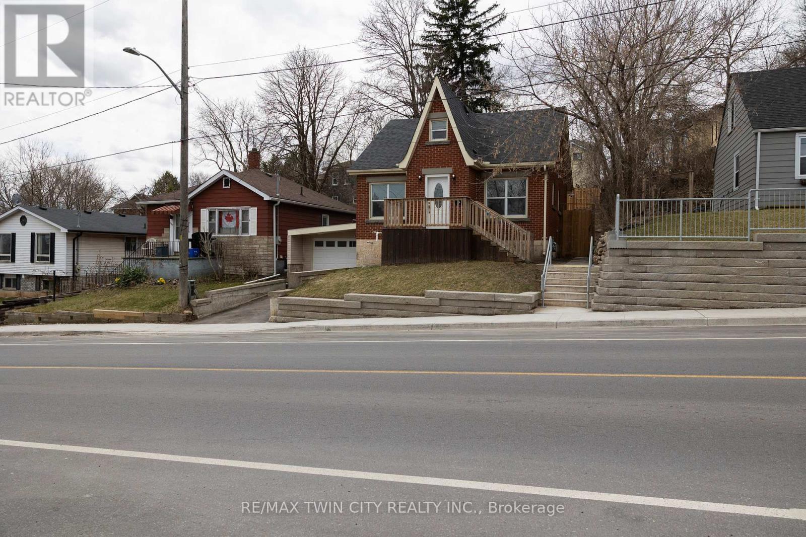 Property at 32 DUNDAS STREET E image 5