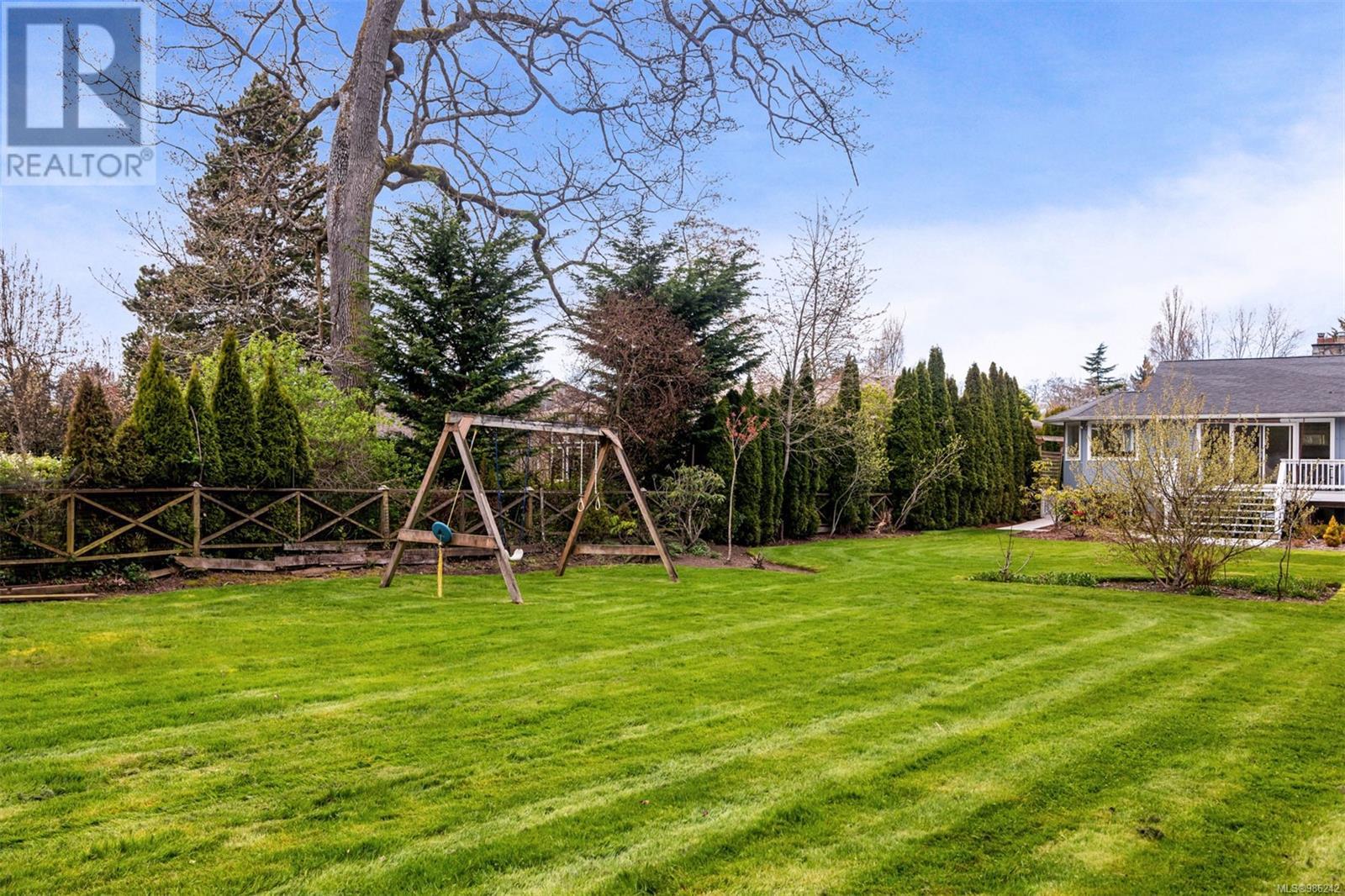 Property at 3371 Woodburn Ave image 3