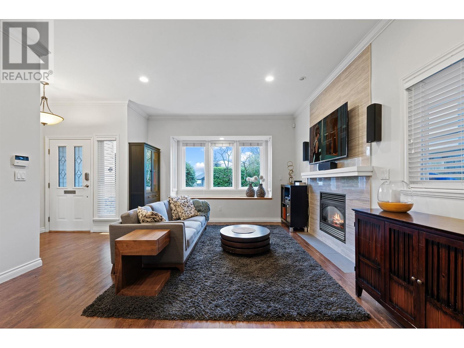 320 E 5th Street, North Vancouver, British Columbia  V7L 1L9 - Photo 2 - R2987905