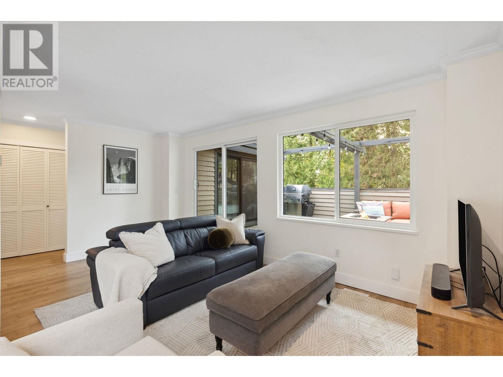 8556 Woodgrove Place, Burnaby, British Columbia  V5A 4B1 - Photo 6 - R2987937