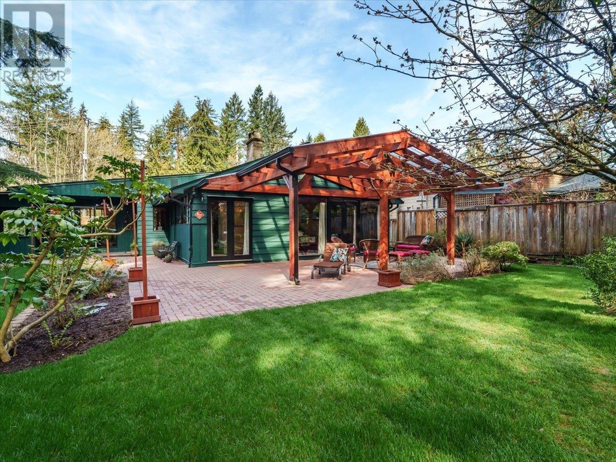 1036 MOUNTAIN HIGHWAY, north vancouver, British Columbia