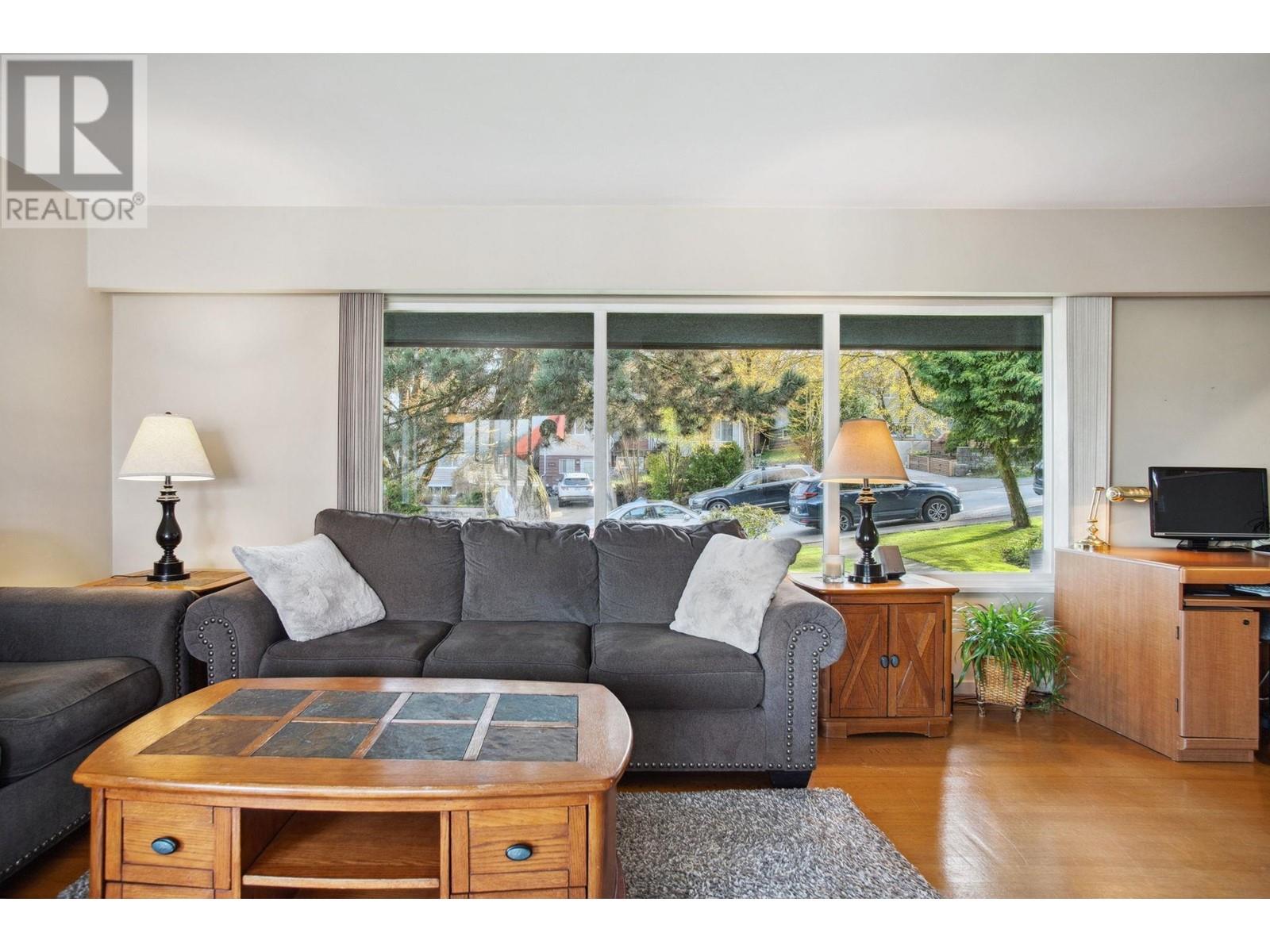 9081 Wilberforce Street, Burnaby, British Columbia  V3N 4C5 - Photo 6 - R2986427
