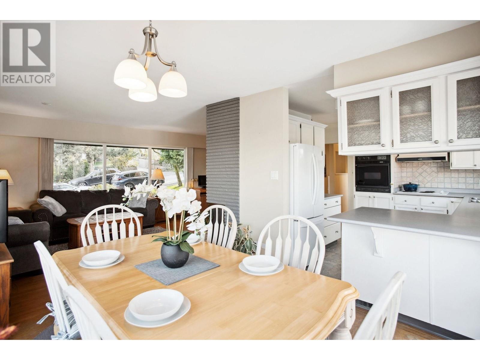 9081 Wilberforce Street, Burnaby, British Columbia  V3N 4C5 - Photo 12 - R2986427