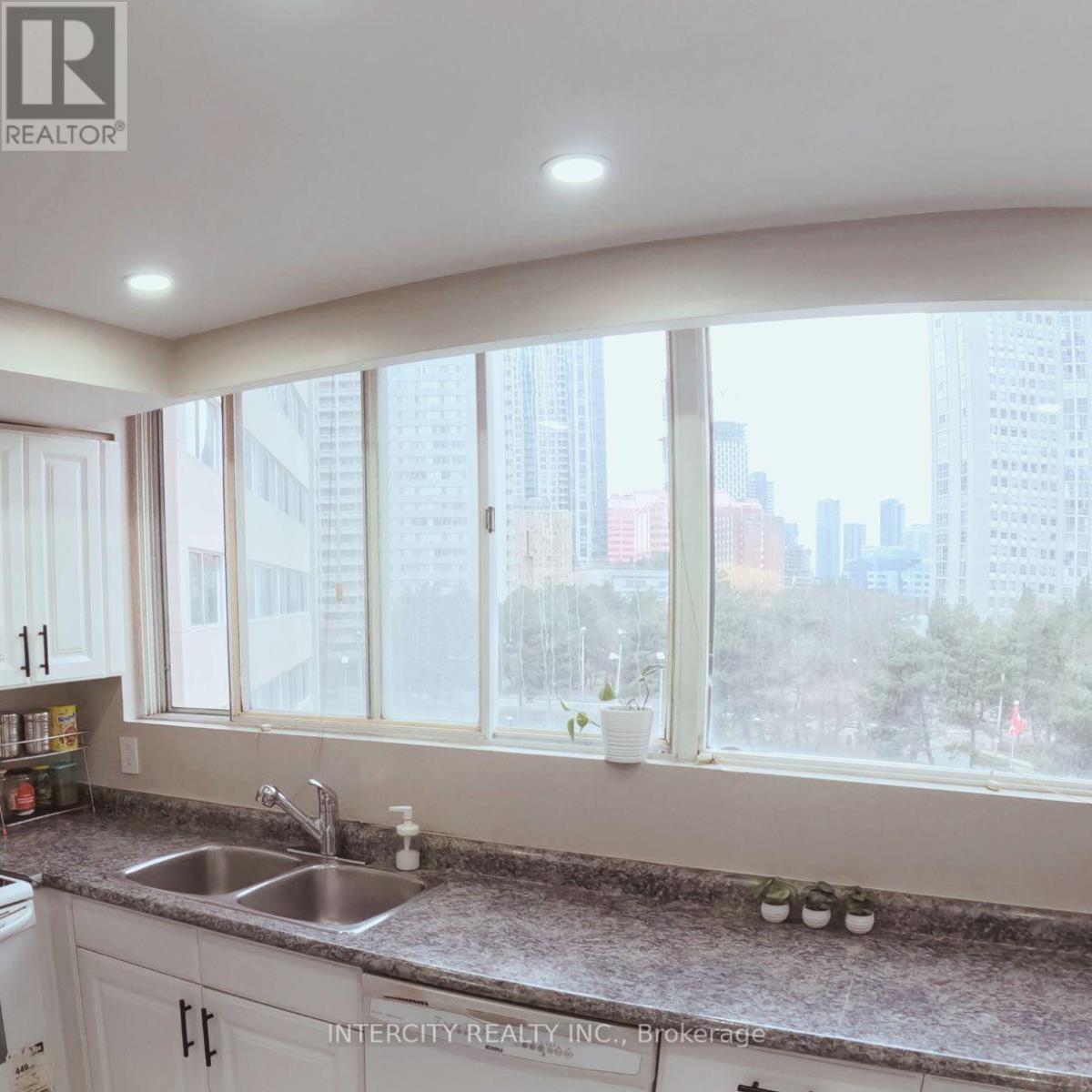 509 - 3695 Kaneff Crescent, Mississauga, Ontario  L5A 4B6 - Photo 3 - W12070496