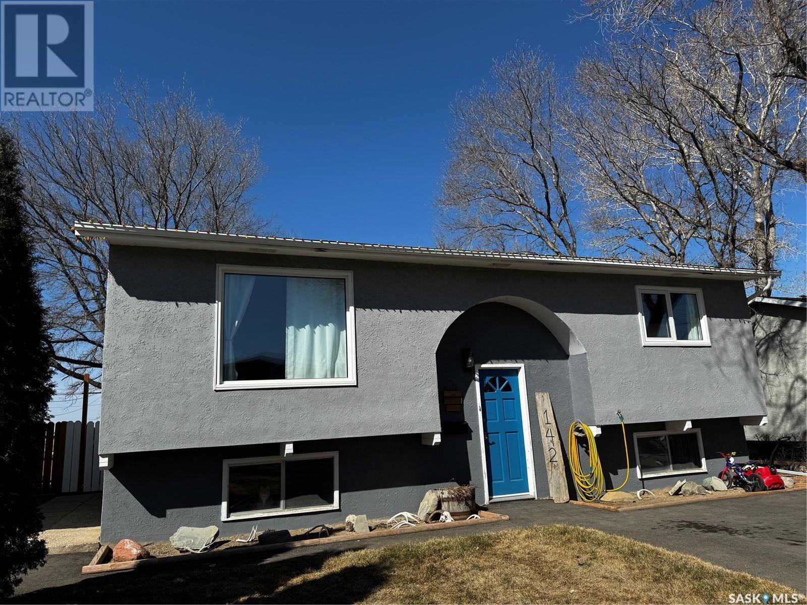 Property at 142 1st AVENUE SW image 1