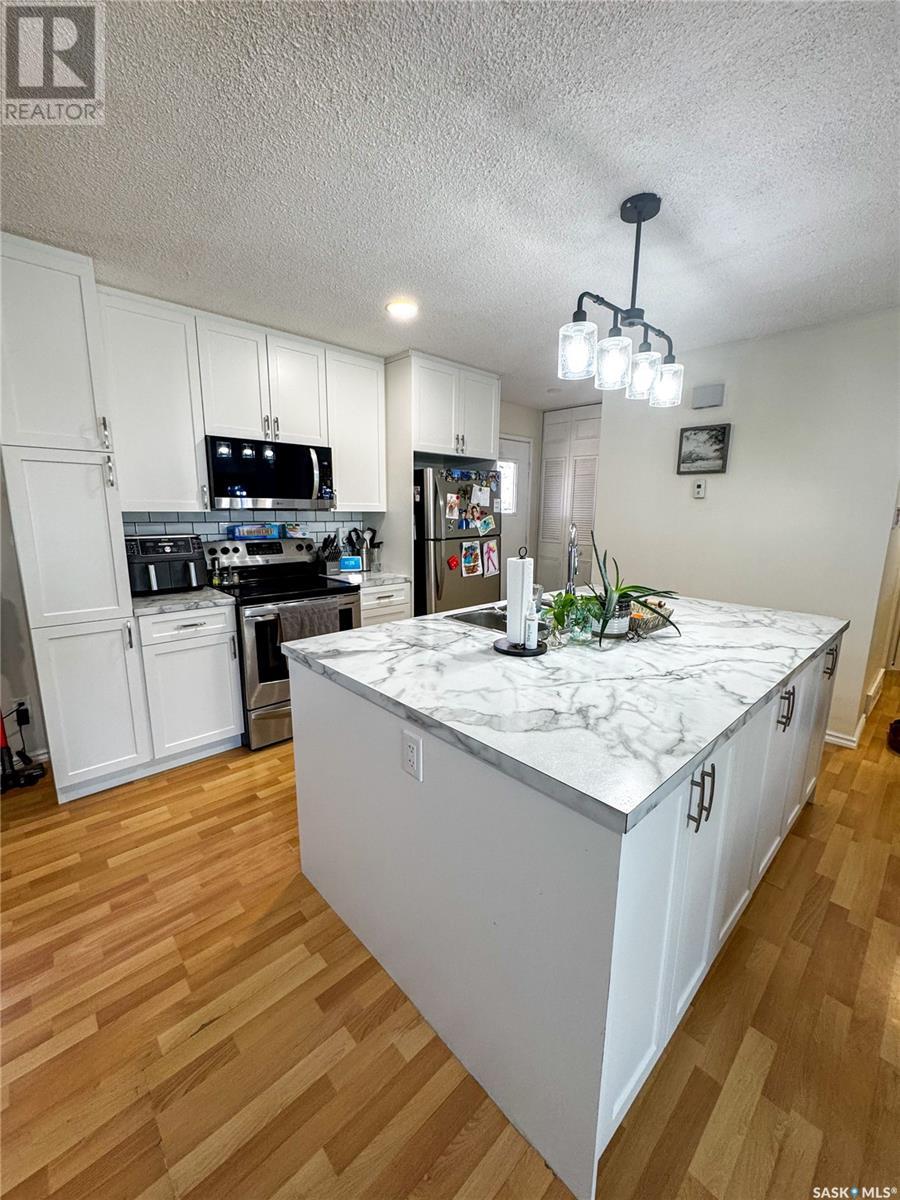 Property at 142 1st AVENUE SW image 3