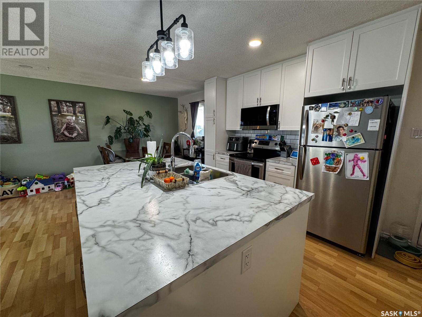 Property at 142 1st AVENUE SW image 5