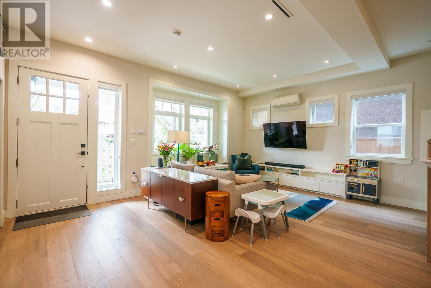 943 E 14th Avenue, Vancouver, British Columbia  V5T 2N7 - Photo 4 - R2987843