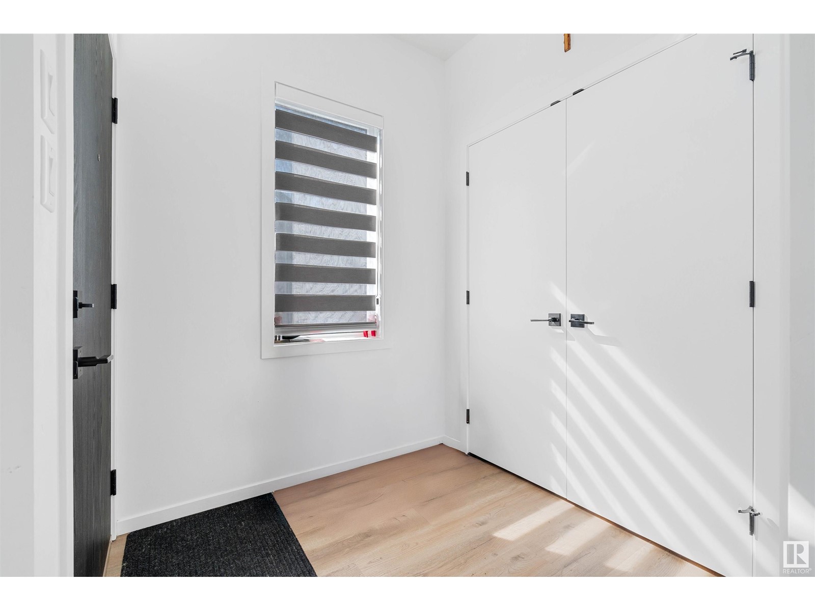 Property at 16204 102 AV NW image 2