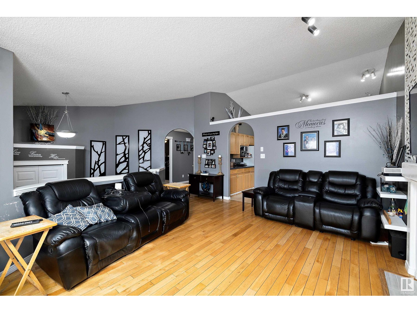 Property at 4716 150 AV NW image 3