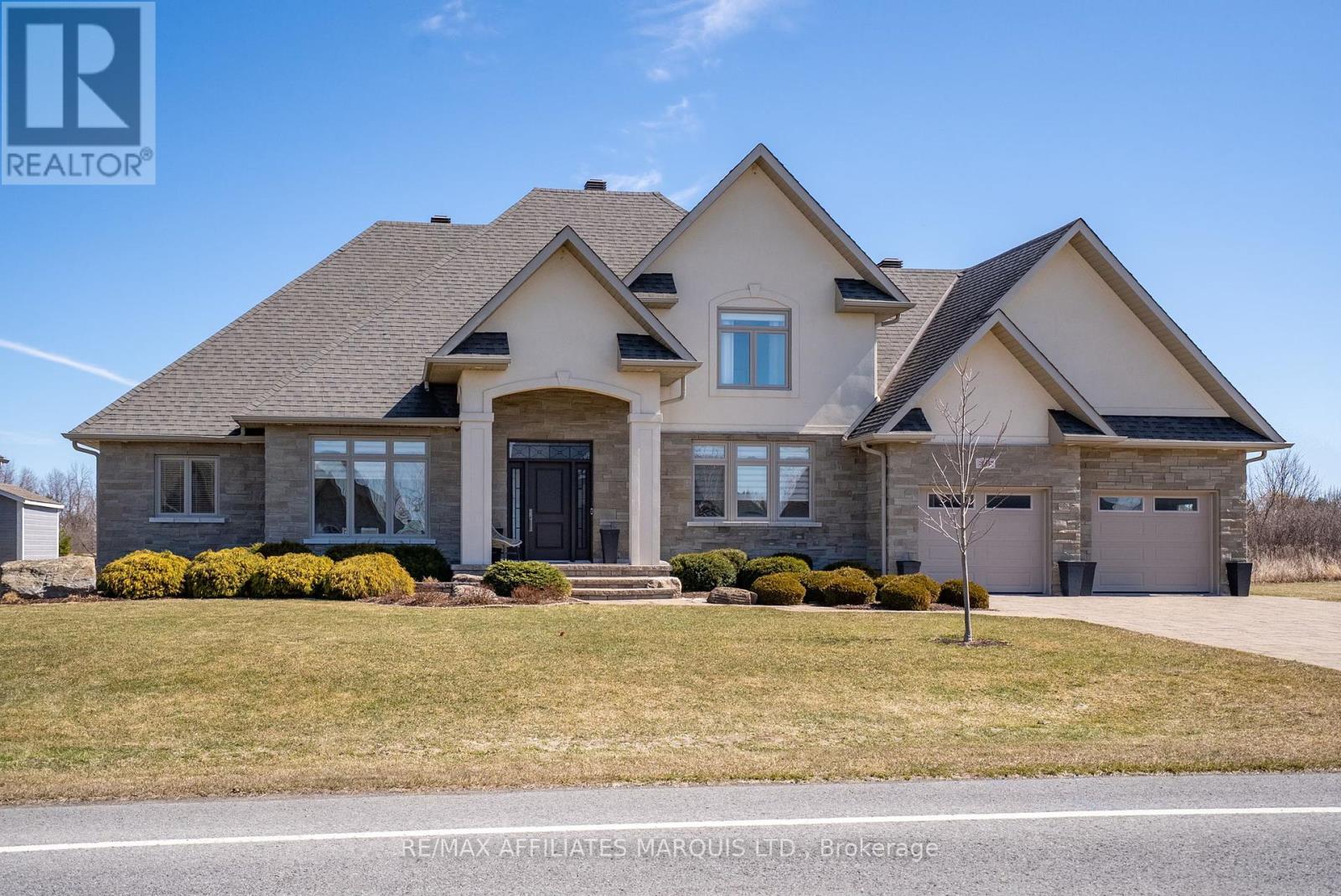 6715 Yacht Boulevard, South Glengarry, Ontario  K6H 7N6 - Photo 1 - X12070555