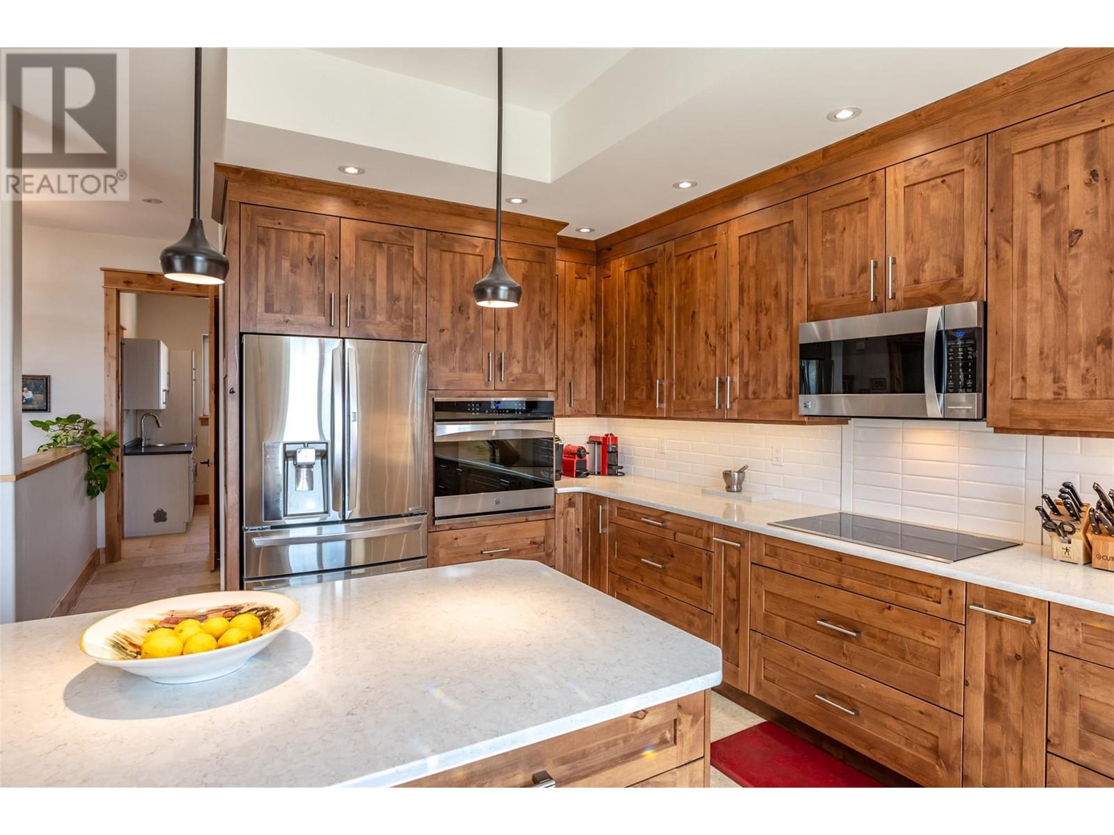 Property at 935 Eagle Place image 3