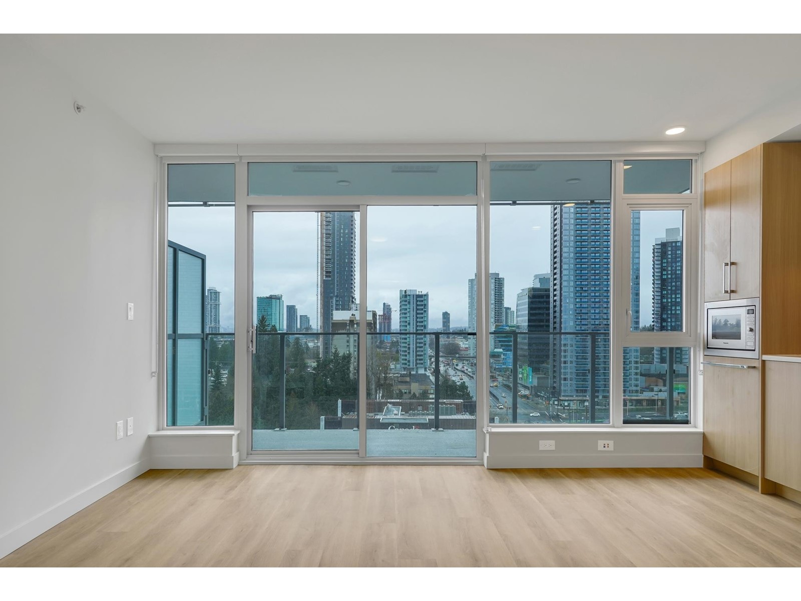 1506 9675 King George Boulevard, Surrey, British Columbia  V3T 2V3 - Photo 1 - R2972599