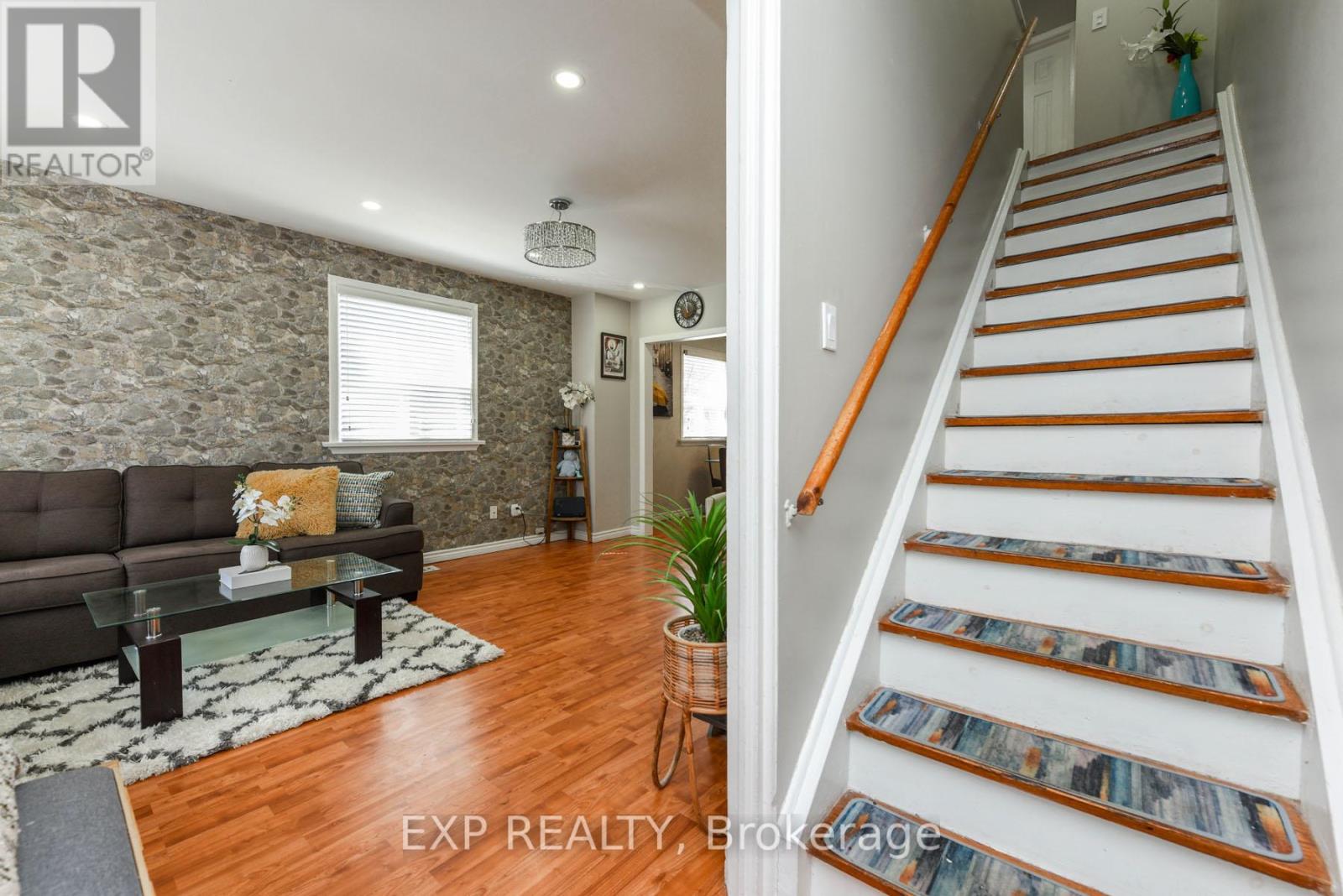 Property at 40 CORBY CRESCENT image 4