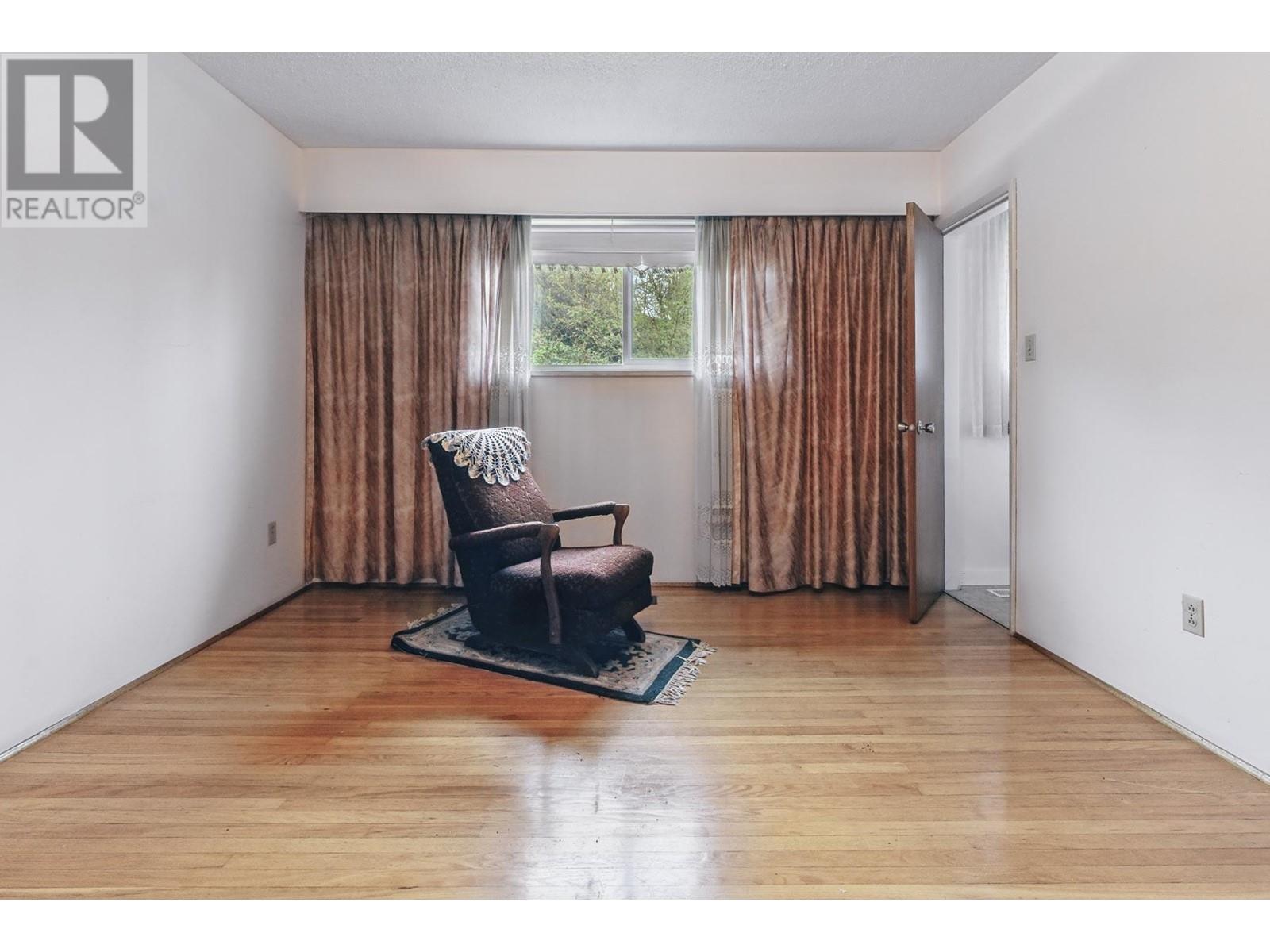 233 Montgomery Street, Coquitlam, British Columbia  V3K 5E7 - Photo 3 - R2988105