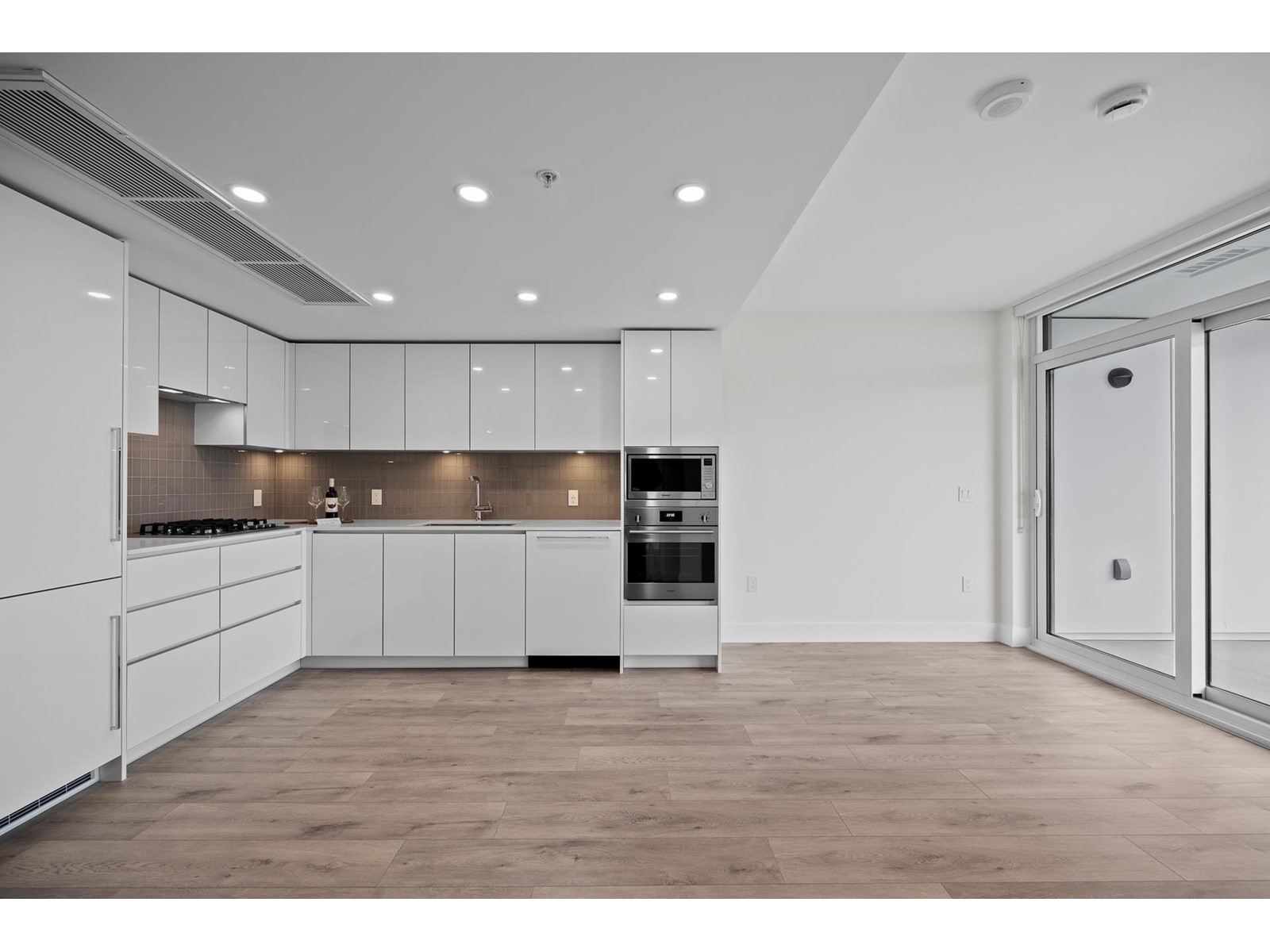2407 10428 Whalley Boulevard, Surrey, British Columbia  V3T 1W6 - Photo 8 - R2988148
