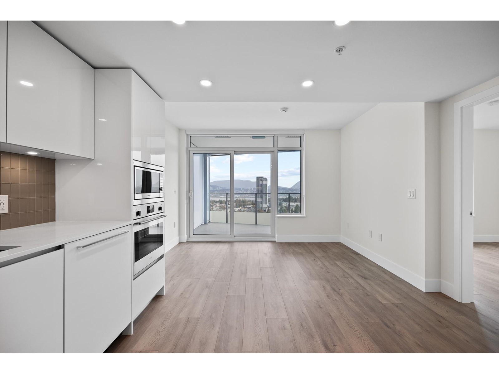 2407 10428 Whalley Boulevard, Surrey, British Columbia  V3T 1W6 - Photo 13 - R2988148