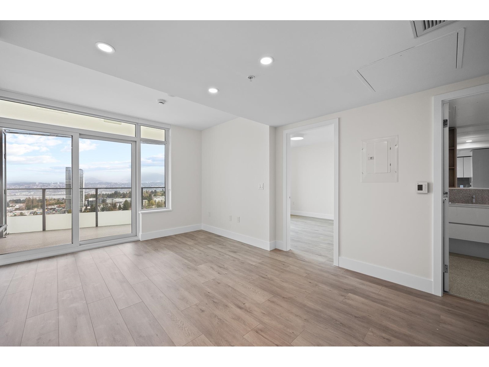 2407 10428 Whalley Boulevard, Surrey, British Columbia  V3T 1W6 - Photo 12 - R2988148