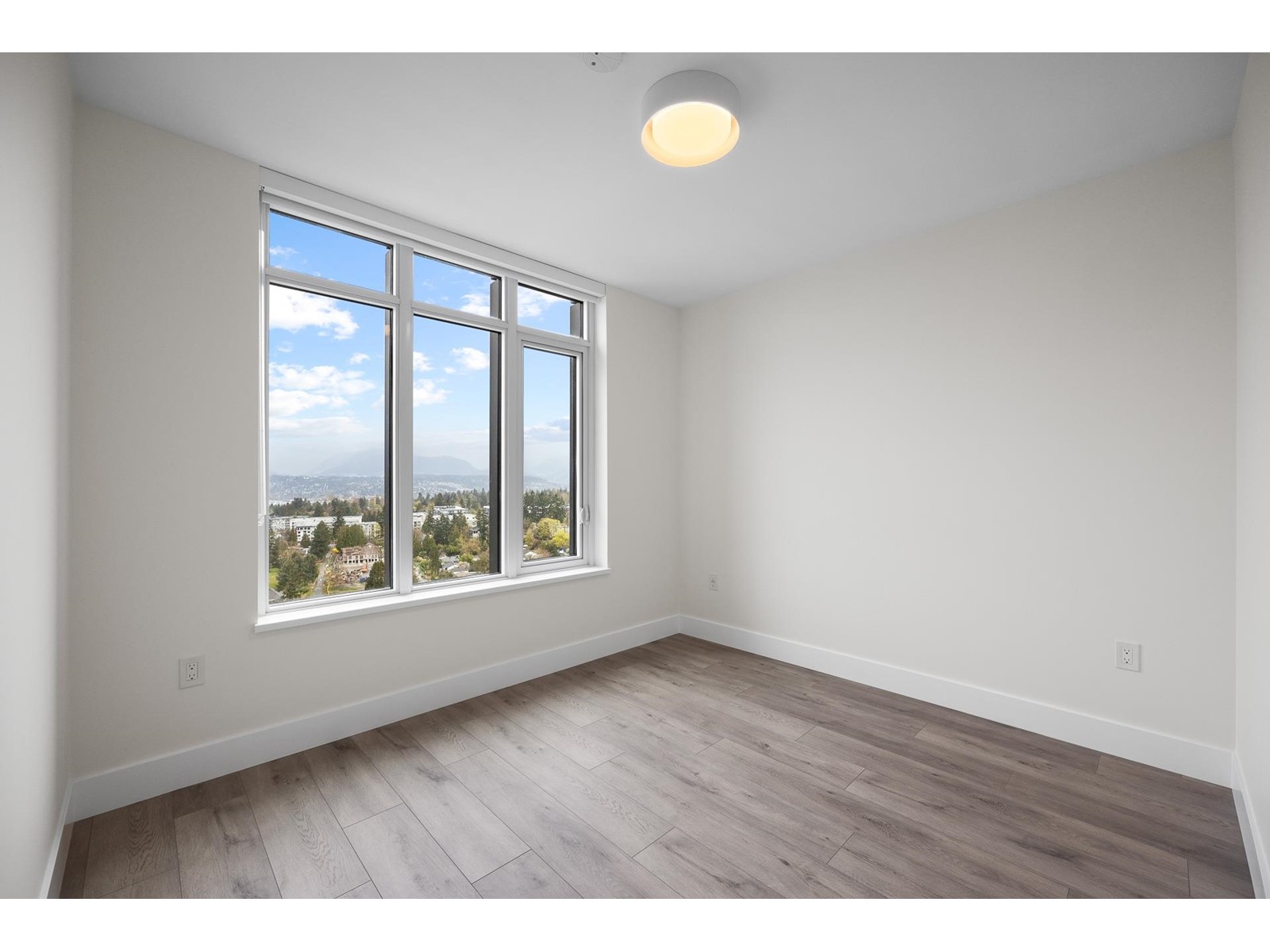2407 10428 Whalley Boulevard, Surrey, British Columbia  V3T 1W6 - Photo 4 - R2988148