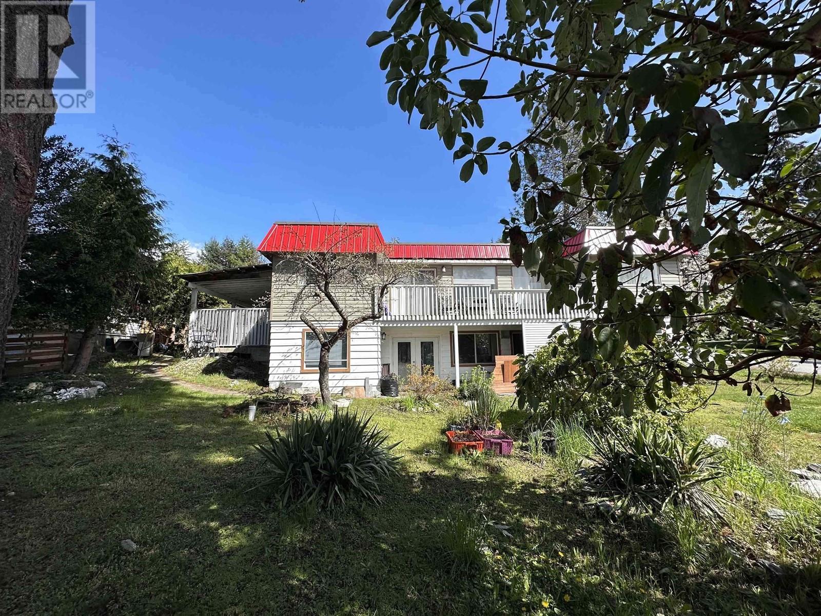 5197 Radcliffe Road, Sechelt, British Columbia  V0N 3A2 - Photo 2 - R2988082
