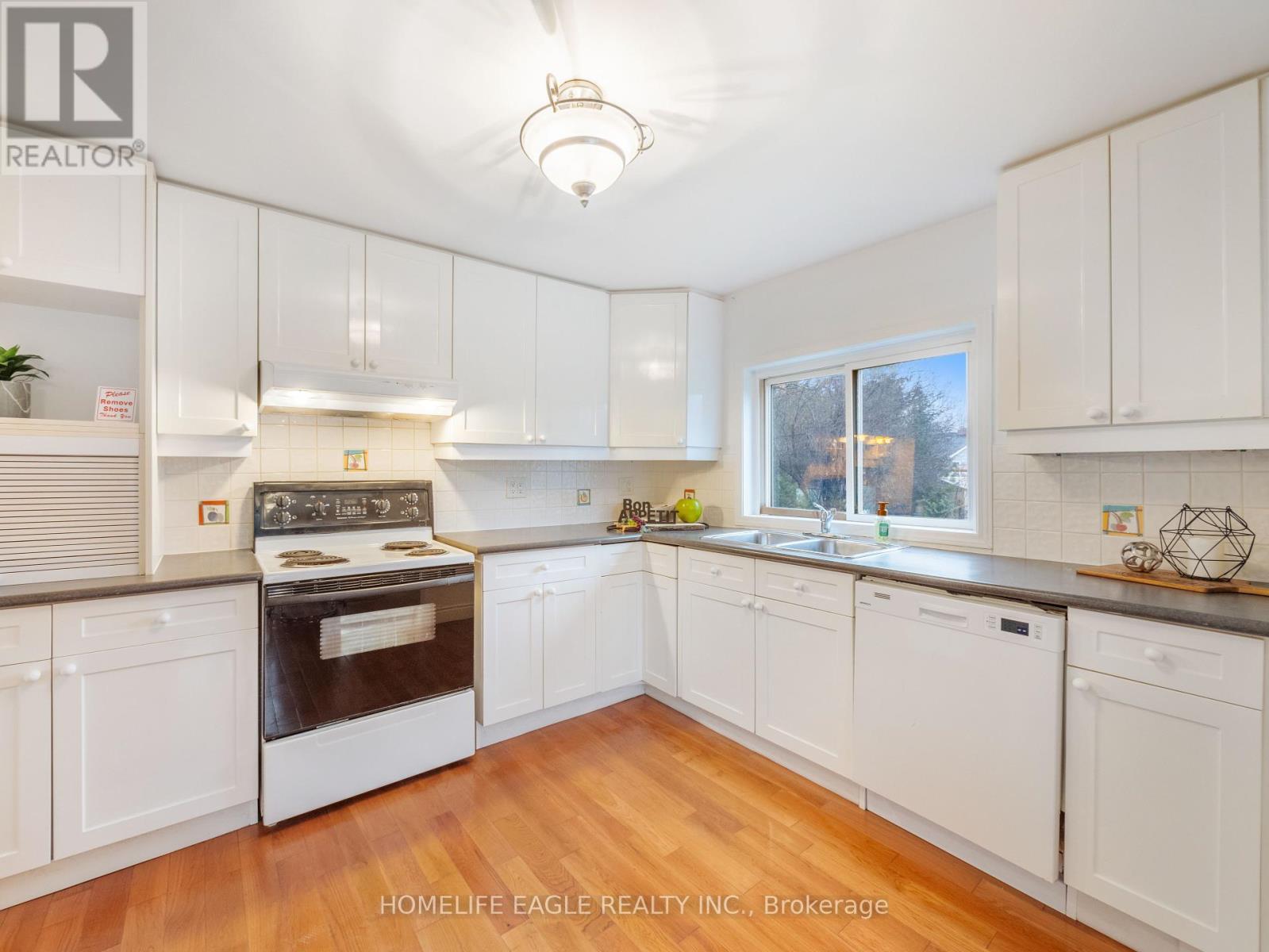 4 Hughes Street, Richmond Hill, Ontario  L4E 2V9 - Photo 9 - N12070211