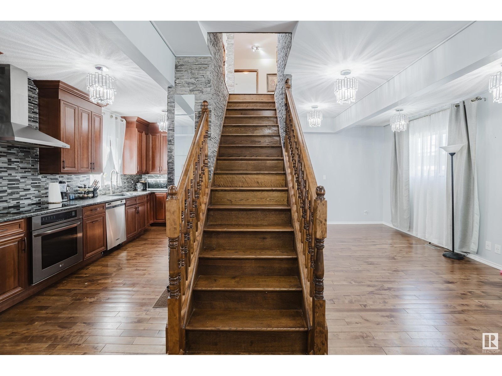 Property at 11916 71 ST NW image 3