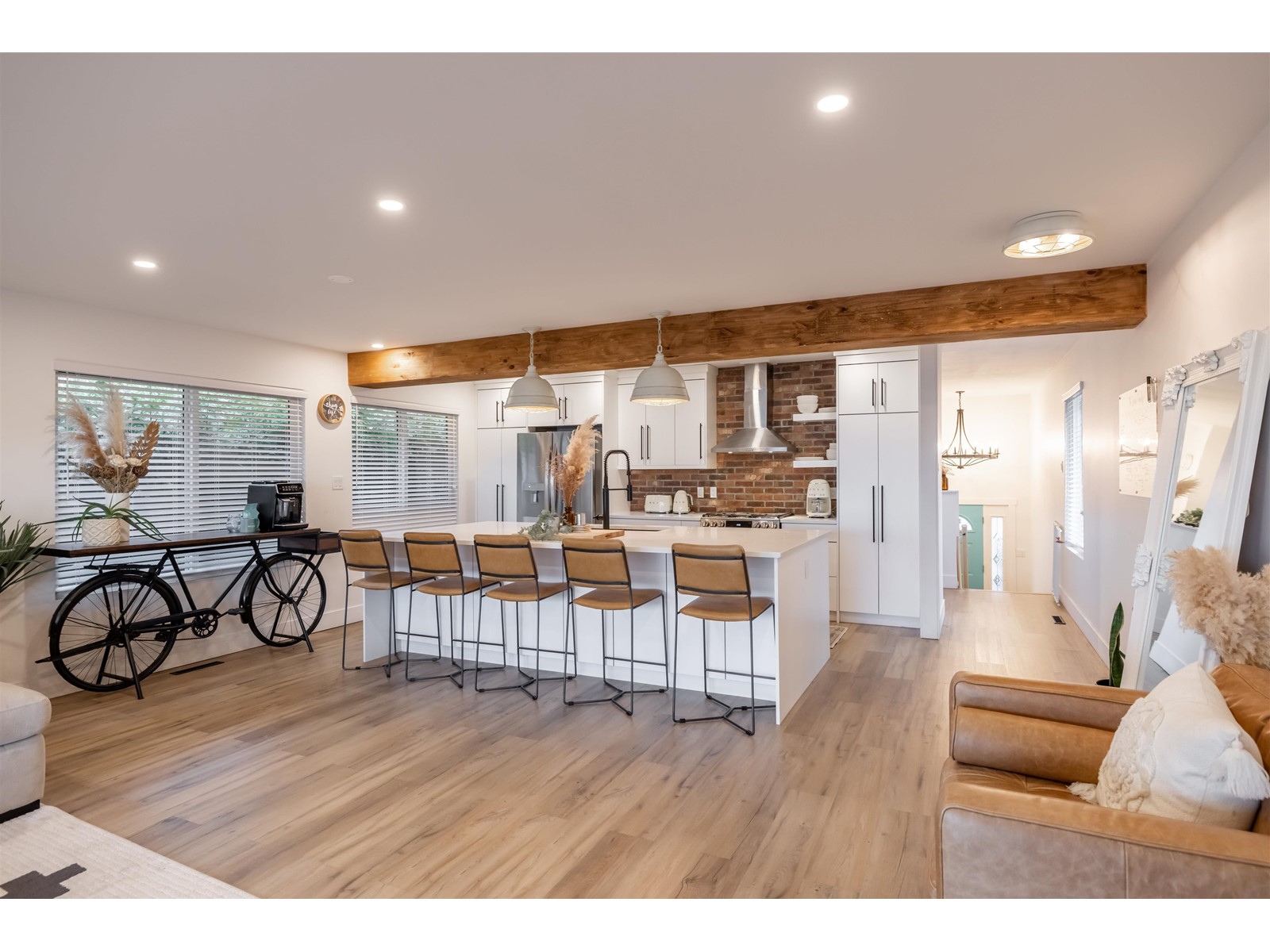 Property at 15170 BEACHVIEW AVENUE image 5