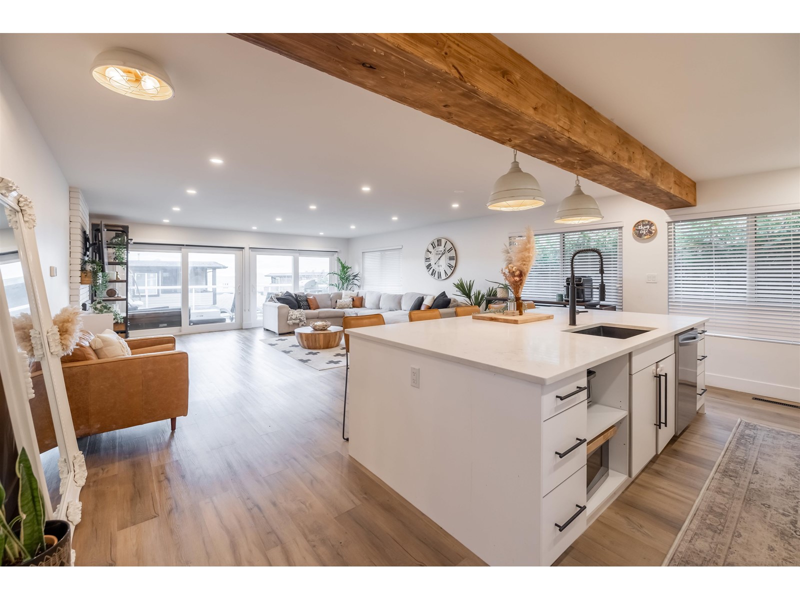 Property at 15170 BEACHVIEW AVENUE image 1