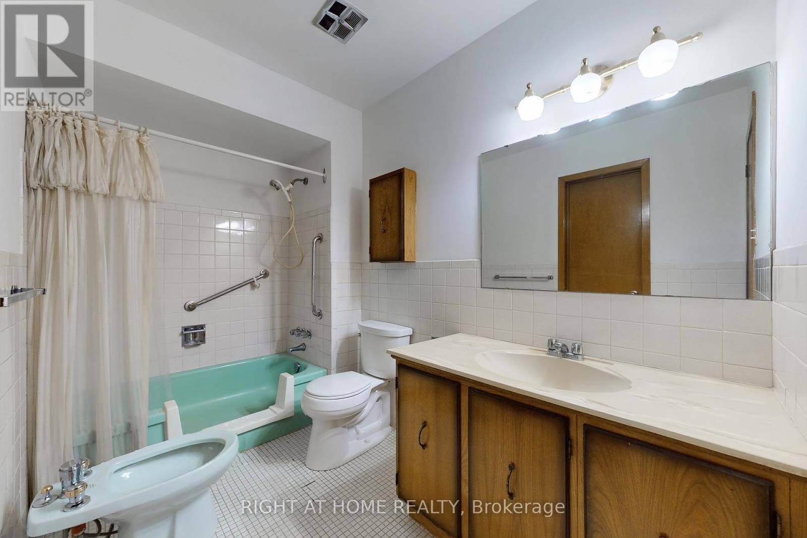 139 Milady Road, Toronto, Ontario  M9L 2J1 - Photo 10 - W12044570