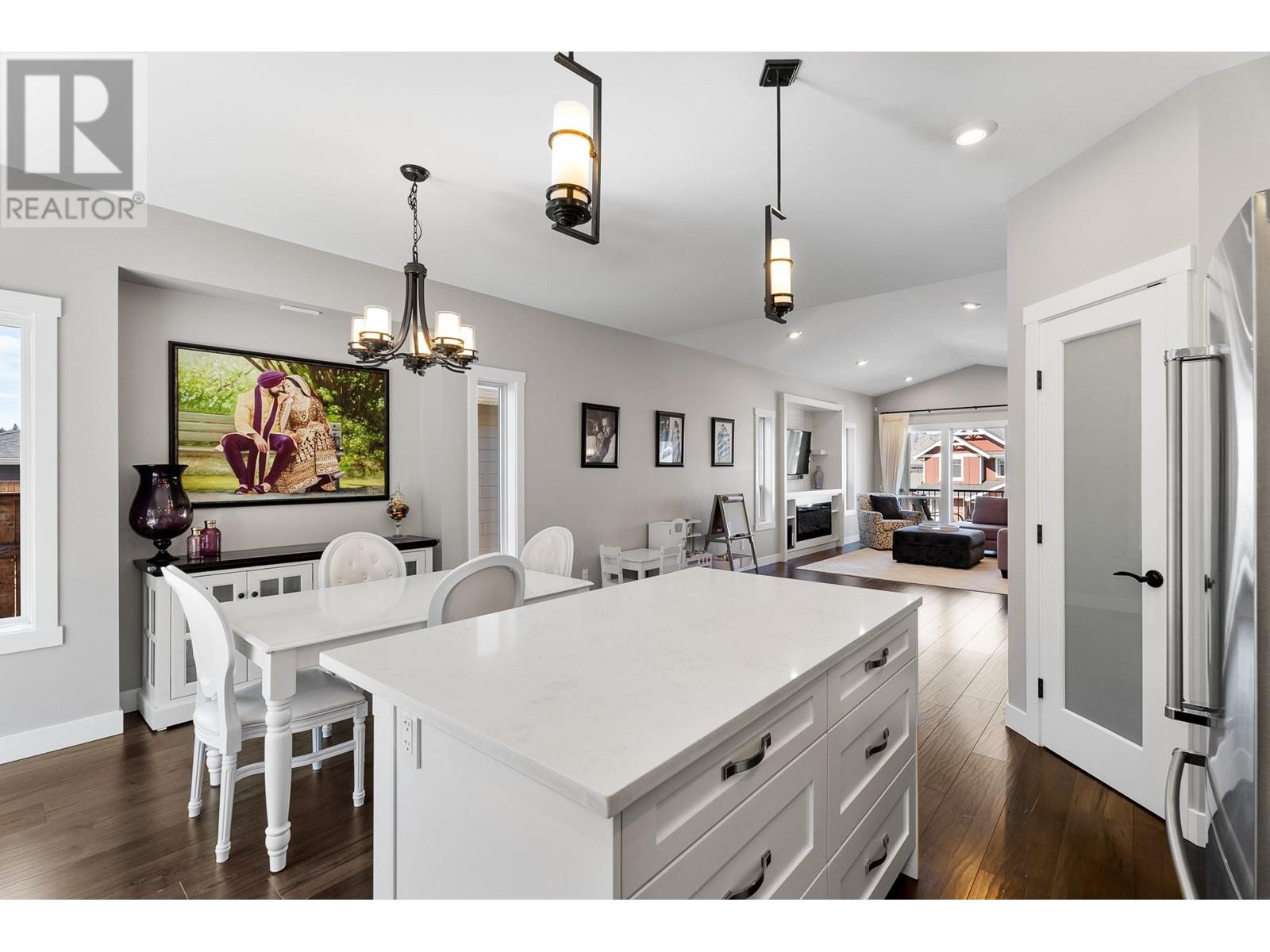 Property at 1562 EMERALD Drive image 4