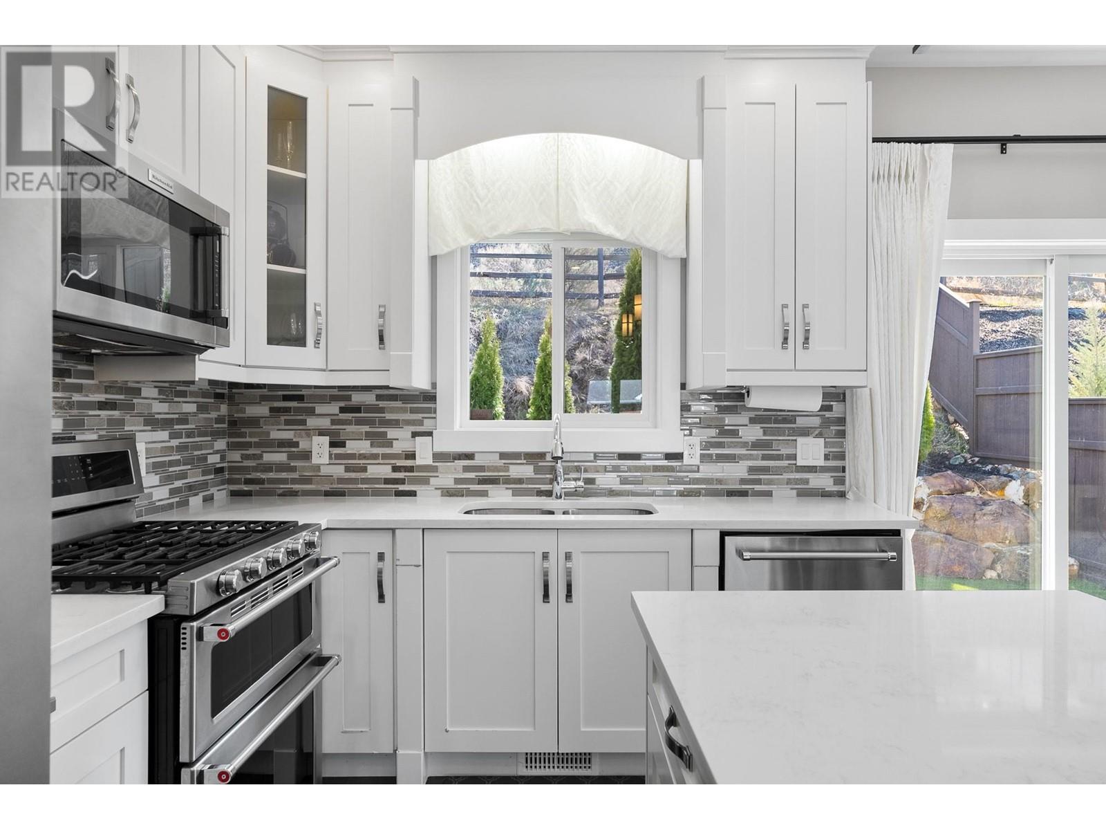 Property at 1562 EMERALD Drive image 3