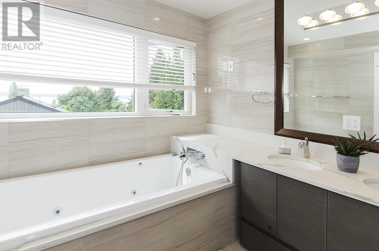 2010 Queens Avenue, West Vancouver, British Columbia  V7V 2X9 - Photo 24 - R2988150