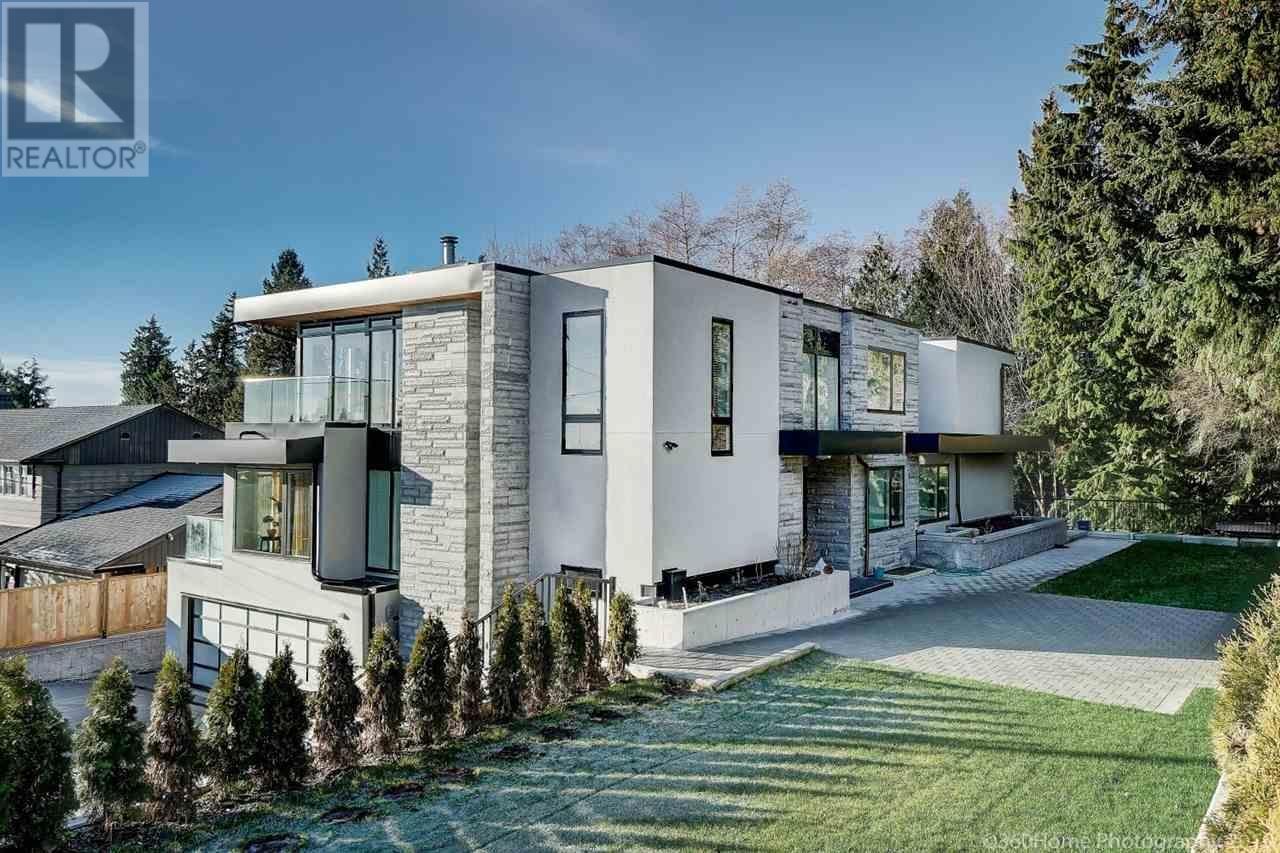 2010 Queens Avenue, West Vancouver, British Columbia  V7V 2X9 - Photo 1 - R2988150