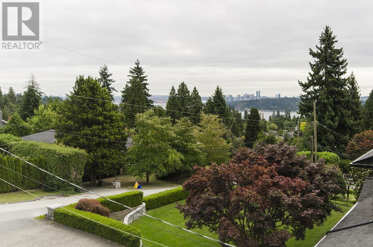 2010 Queens Avenue, West Vancouver, British Columbia  V7V 2X9 - Photo 25 - R2988150
