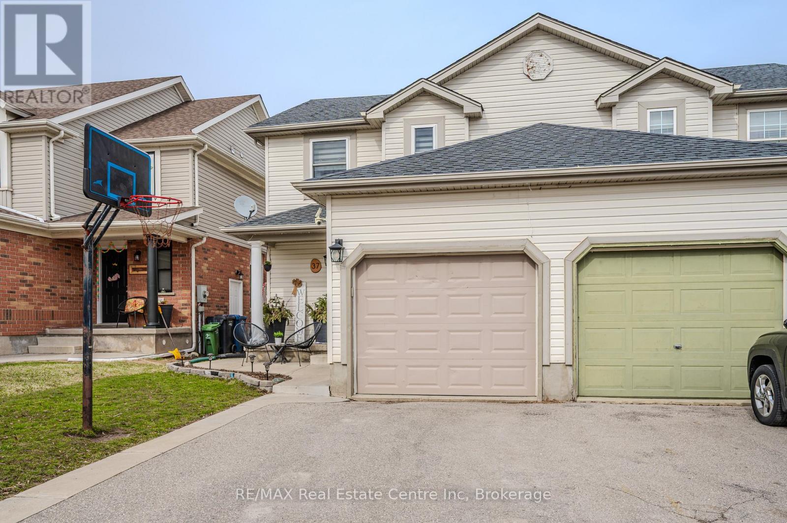 37 Swift Crescent, Guelph, Ontario  N1E 7J3 - Photo 2 - X12070945