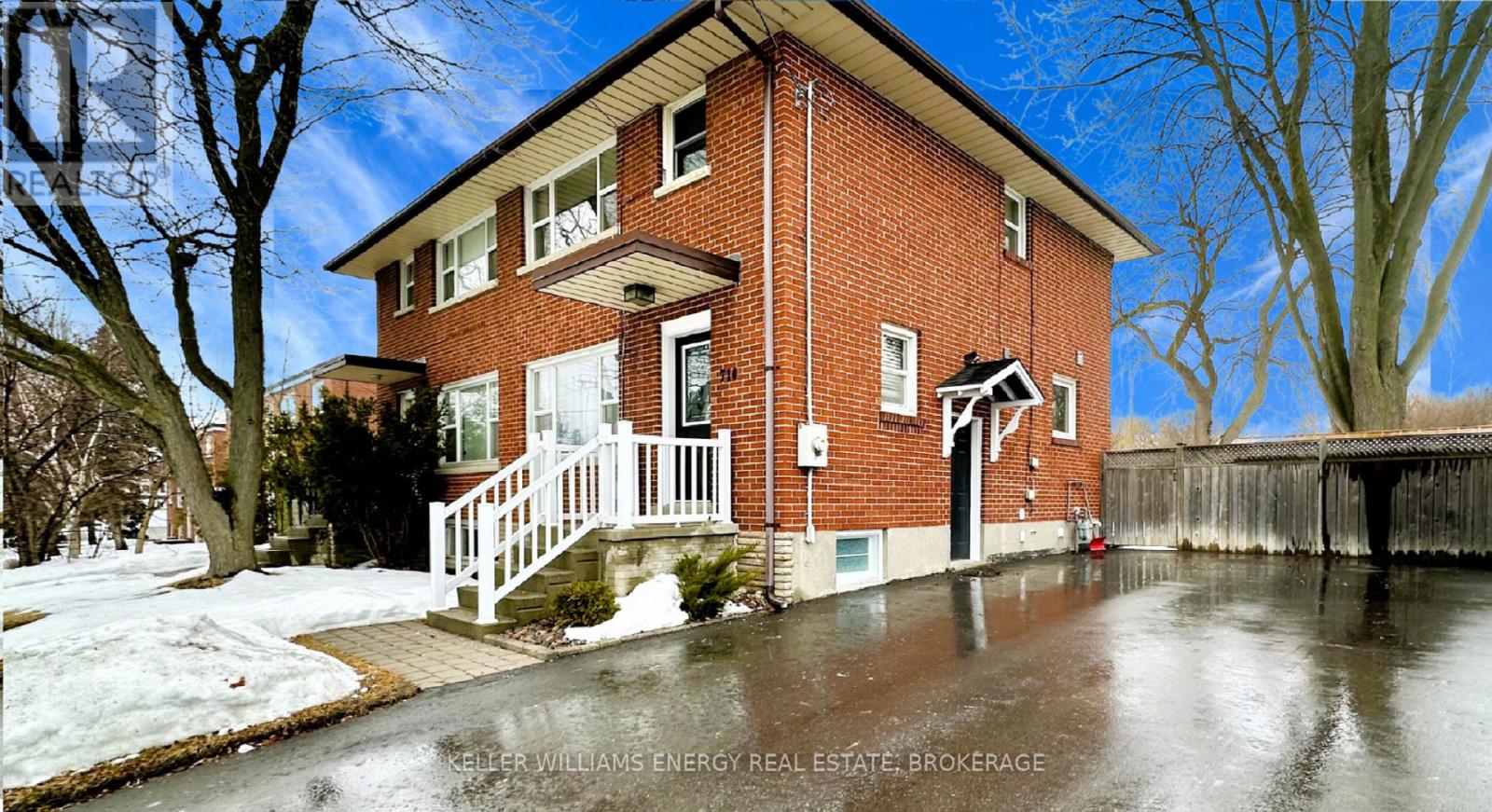 Property at 714 DUNLOP STREET W image 2