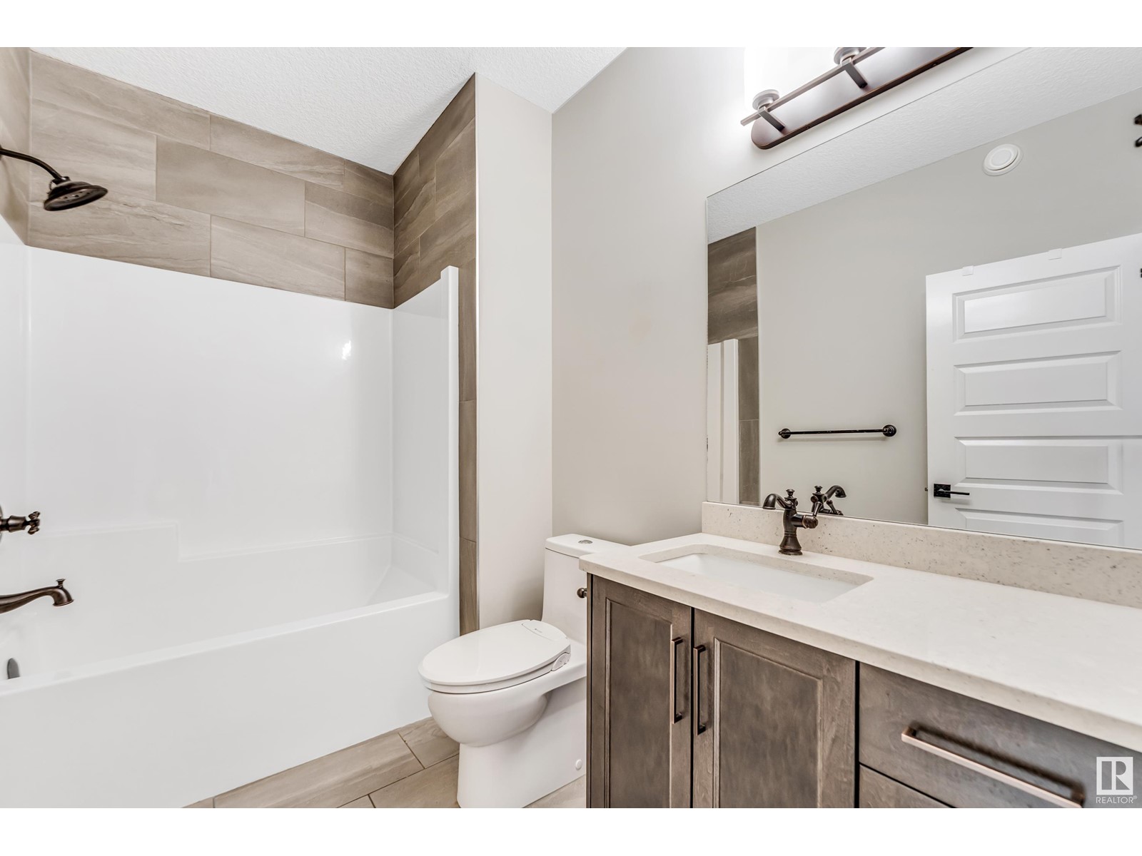 Property at 824 34 AV NW image 1