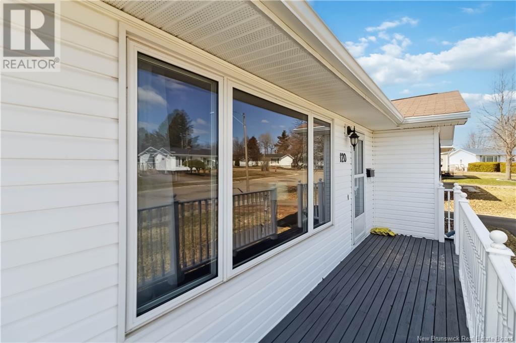 Property at 120 Dawn Crescent image 4