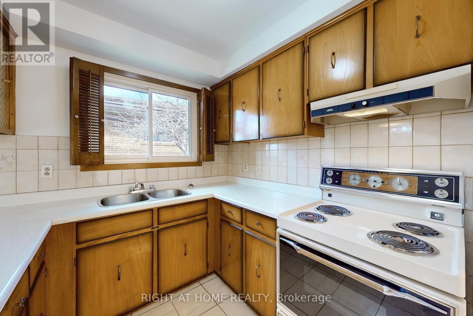 139 Milady Road, Toronto, Ontario  M9L 2J1 - Photo 25 - W12044570