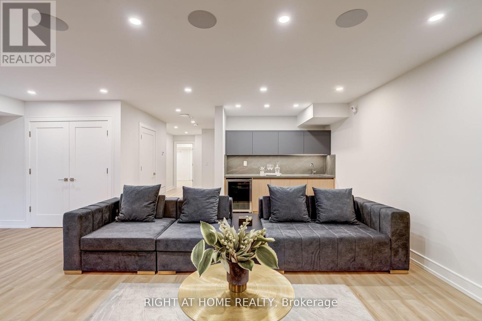 100 Glenvale Boulevard, Toronto, Ontario  M4G 2V9 - Photo 29 - C12070900