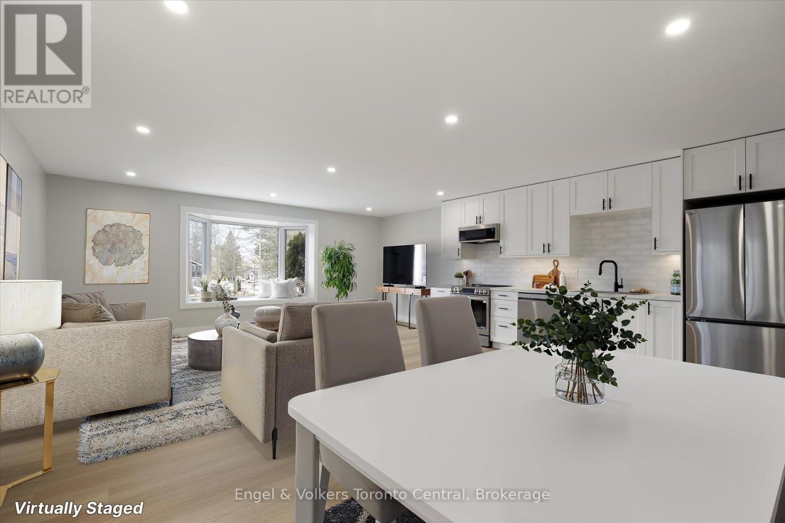 51 Woodward Street, Bracebridge, Ontario  P1L 1J8 - Photo 2 - X12070974