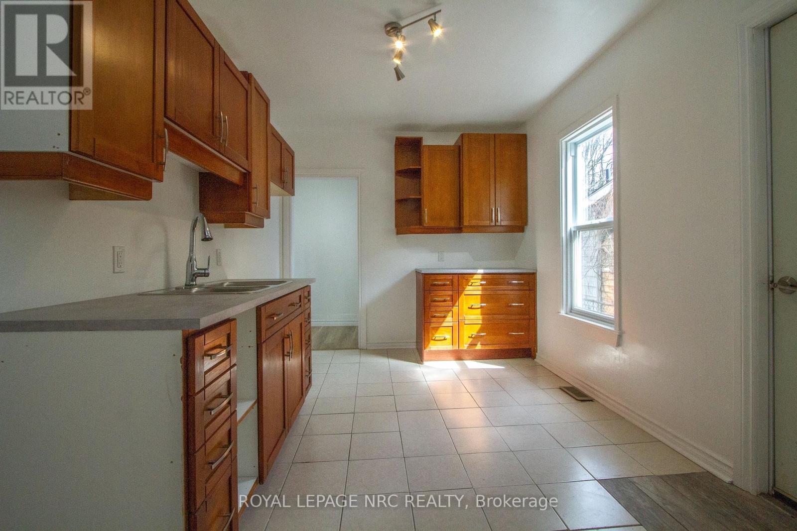4900 St Clair Avenue, Niagara Falls, Ontario  L2E 3T6 - Photo 7 - X12071022