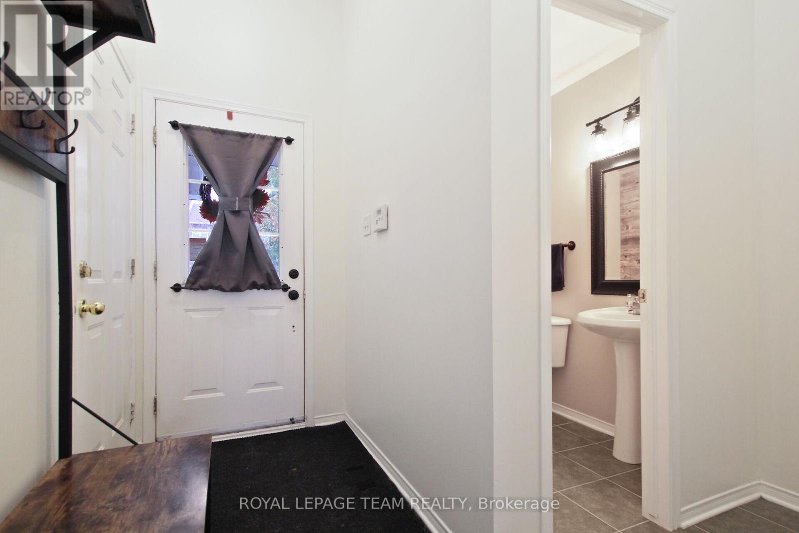 Property at 2091 HIBOUX STREET E image 3