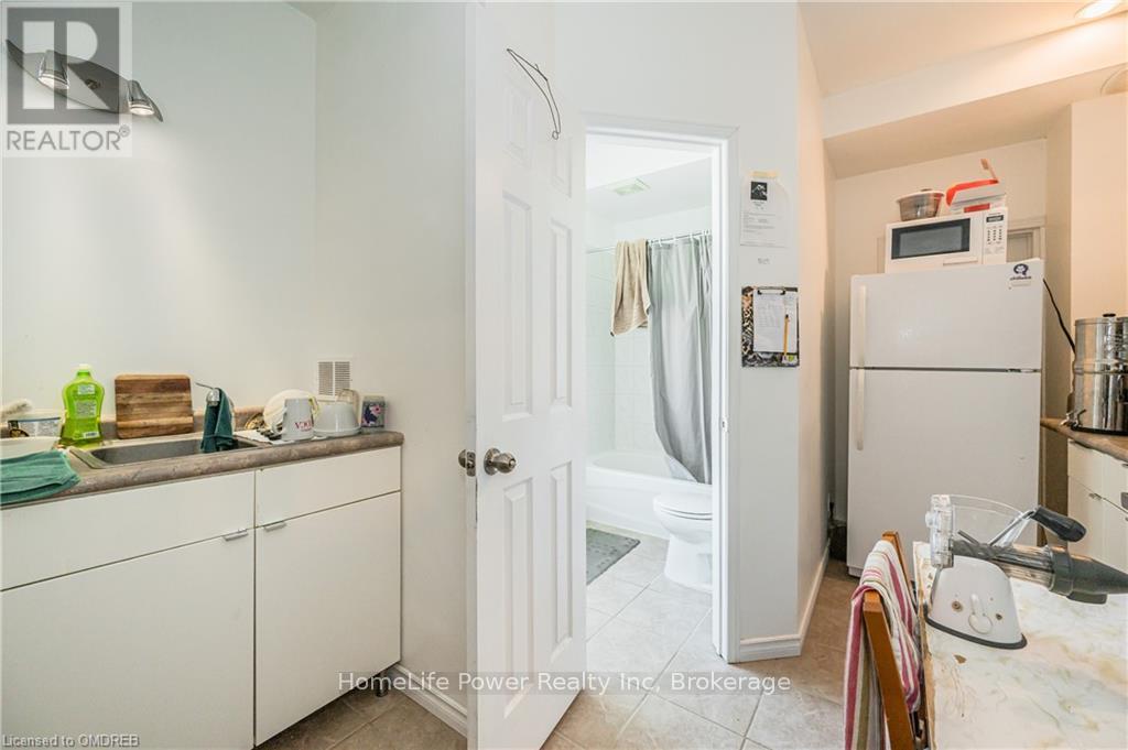 19 Wilton Place, Kitchener, Ontario  N2H 2S7 - Photo 13 - X12071038