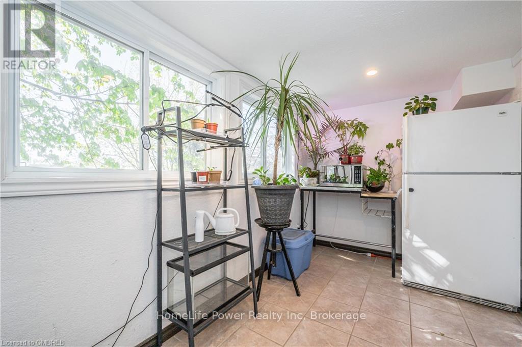 19 Wilton Place, Kitchener, Ontario  N2H 2S7 - Photo 6 - X12071038